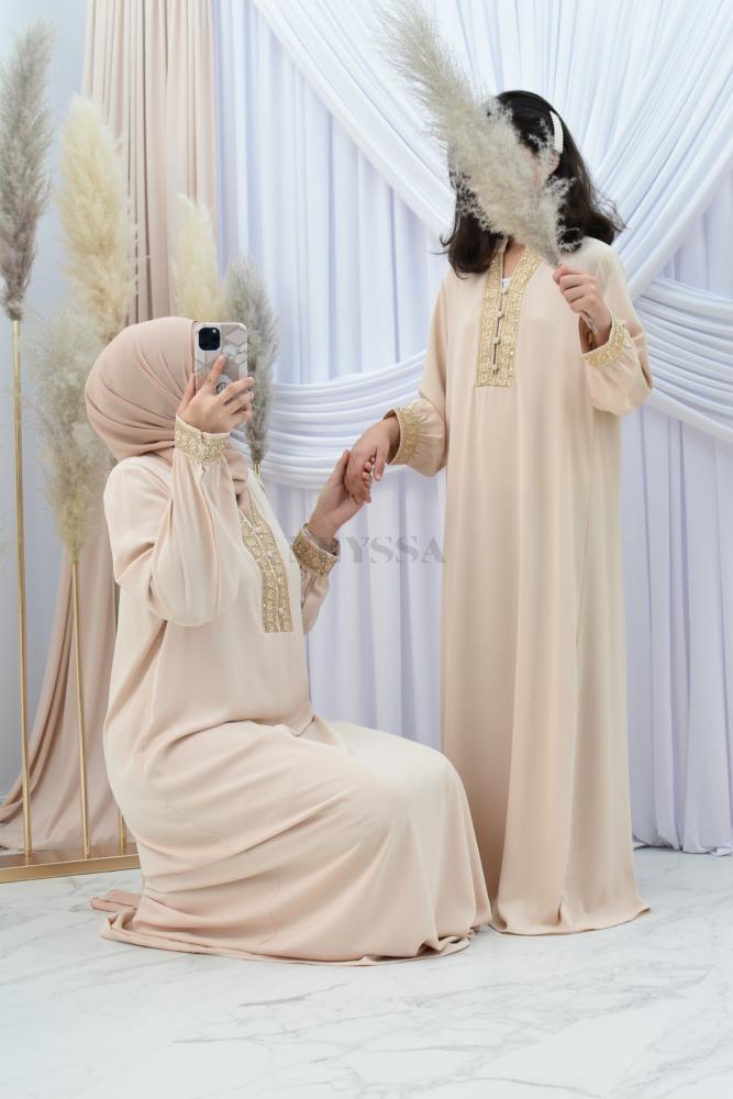 Flüssige ausgestellte Abaya verschleierte Frau