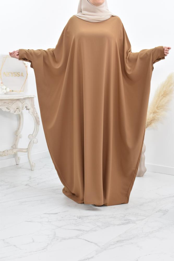 Lockere, fließende Abaya verschleierte Frau 